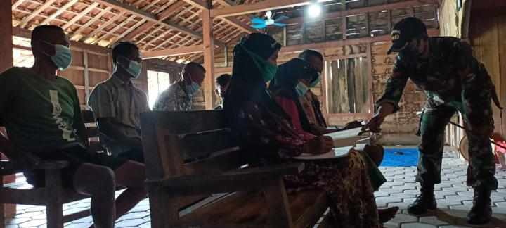 Anggota Satgas TMMD Bojonegoro Kumpulkan Anak Jatimulyo Ajak Belajar Bersama